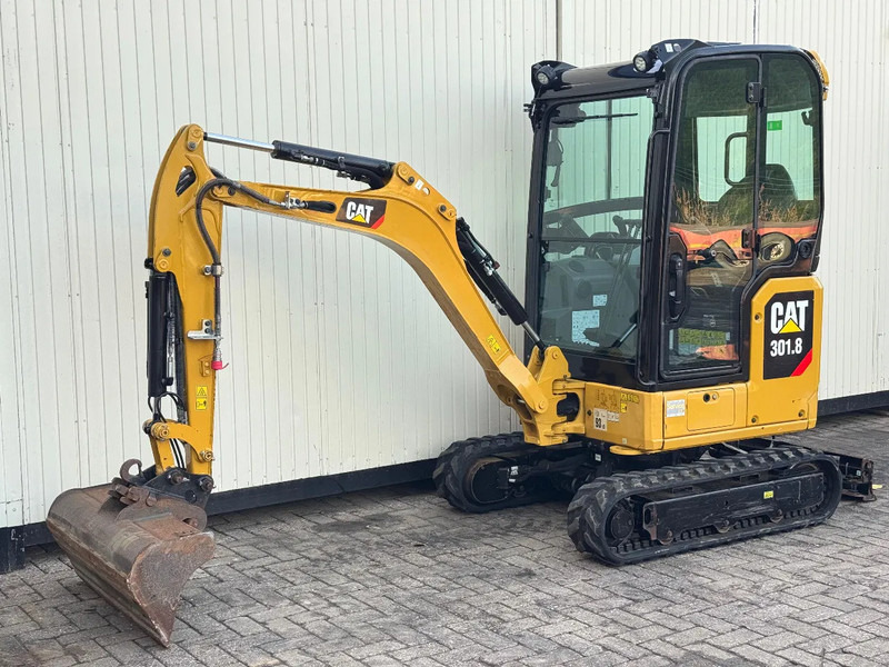 Caterpillar 301.8 NextGen - Minikotró: 1 kép. Caterpillar 301.8 NextGen - Minikotró: 1 kép.
