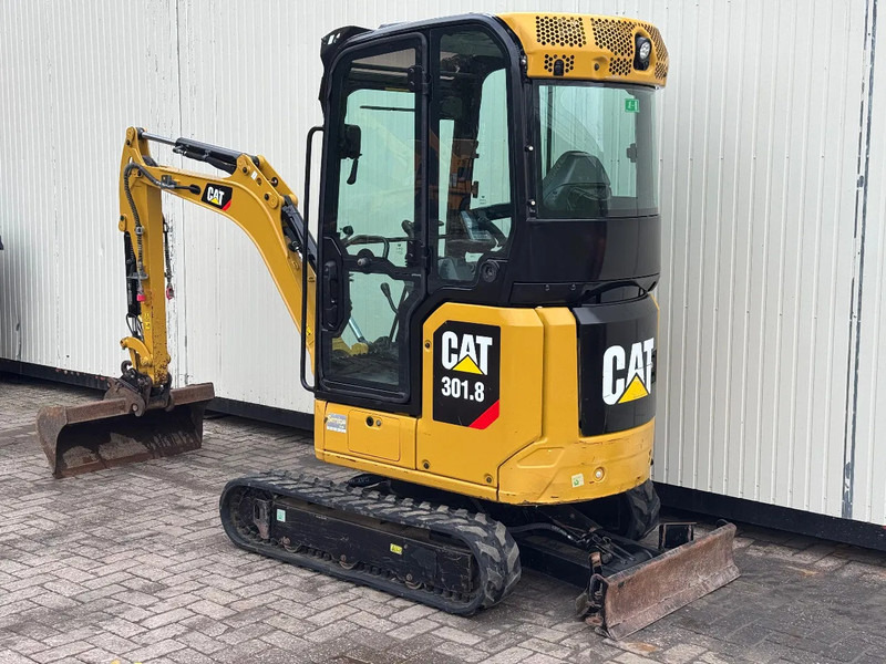 Caterpillar 301.8 NextGen - Minikotró: 3 kép. Caterpillar 301.8 NextGen - Minikotró: 3 kép.