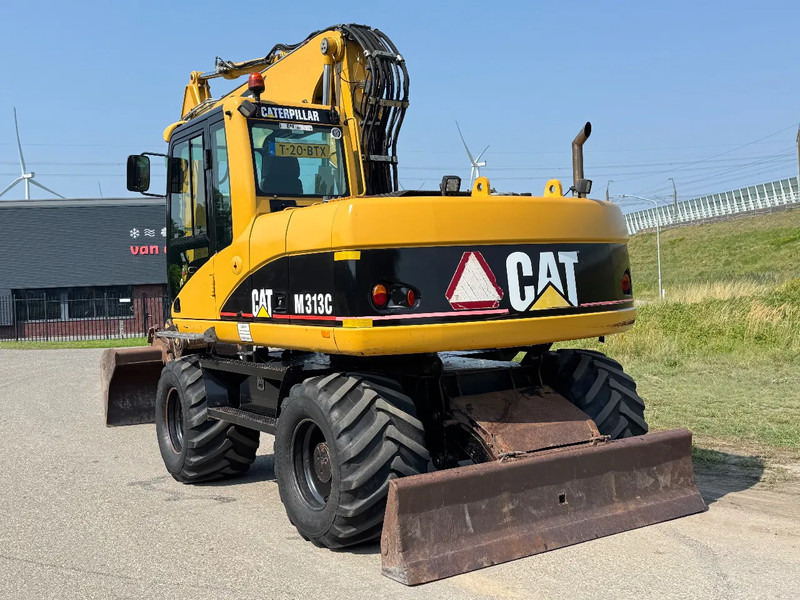 Caterpillar M313C - Gumikerekes kotró: 4 kép. Caterpillar M313C - Gumikerekes kotró: 4 kép.