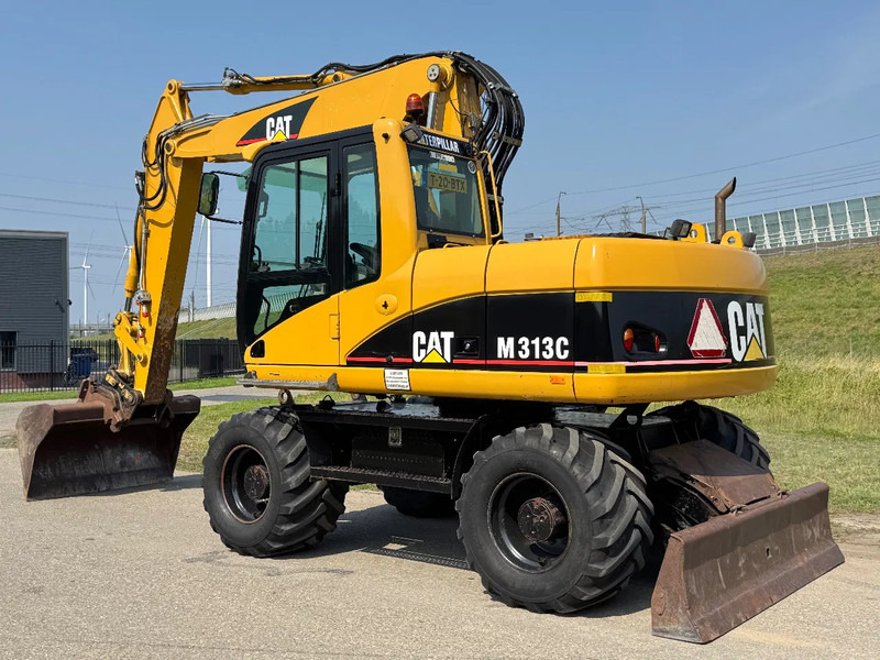 Caterpillar M313C - Gumikerekes kotró: 3 kép. Caterpillar M313C - Gumikerekes kotró: 3 kép.