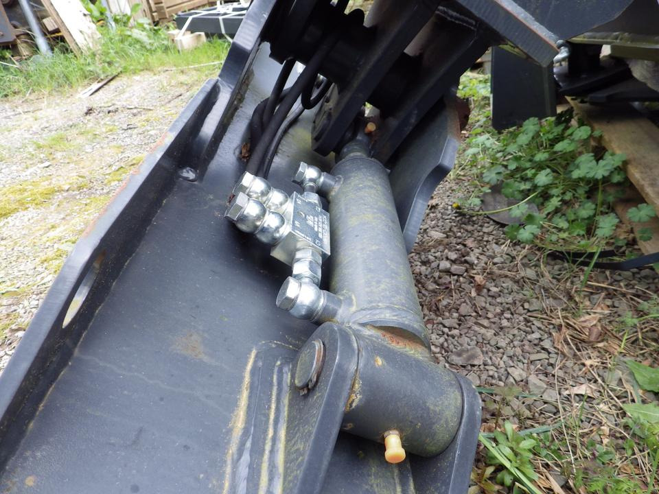 Schwenkbare Grabenräumlöffel MS01 3 x auf Lager - Kotró kanál - Építőipari gépek: 2 kép. Schwenkbare Grabenräumlöffel MS01 3 x auf Lager - Kotró kanál - Építőipari gépek: 2 kép.