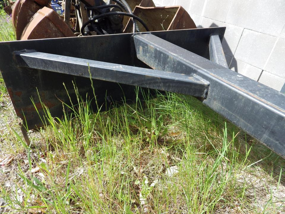 Silokamm Kornschieber Verlängerung an Volvo L30 / Cat 906 908 - Silózó berendezések: 3 kép. Silokamm Kornschieber Verlängerung an Volvo L30 / Cat 906 908 - Silózó berendezések: 3 kép.
