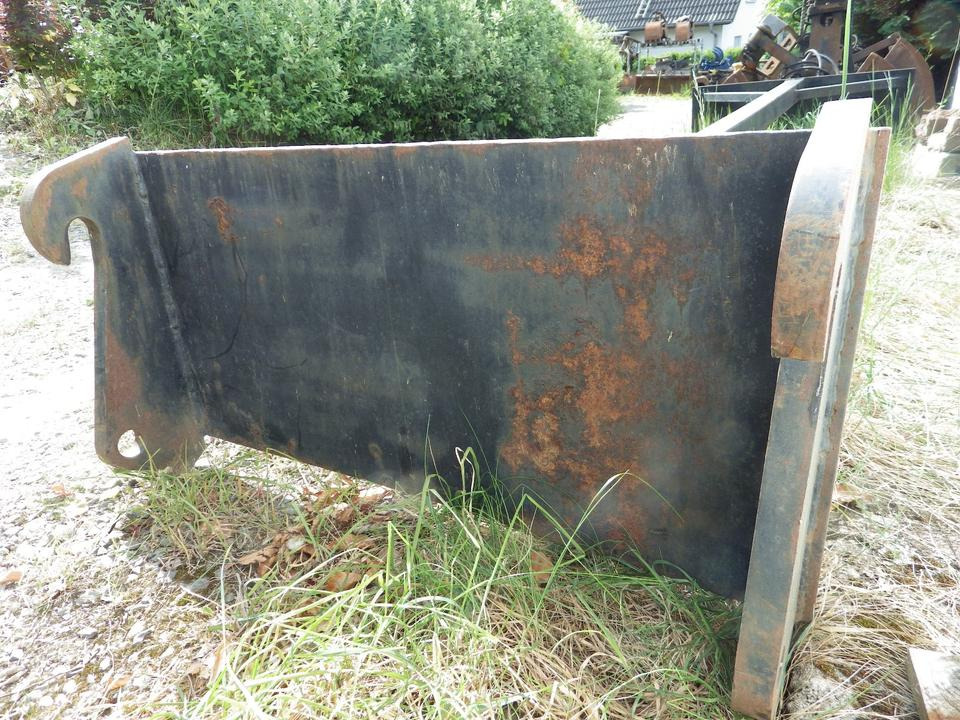 Silokamm Kornschieber Verlängerung an Volvo L30 / Cat 906 908 - Silózó berendezések: 2 kép. Silokamm Kornschieber Verlängerung an Volvo L30 / Cat 906 908 - Silózó berendezések: 2 kép.