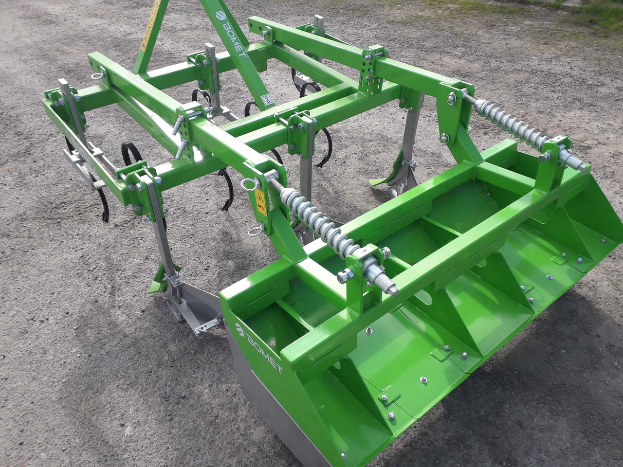 BOMET Butteuse avec cape arrière 2 rangs (tôles démontables) NOCTU - Talajművelő gep: 2 kép. BOMET Butteuse avec cape arrière 2 rangs (tôles démontables) NOCTU - Talajművelő gep: 2 kép.