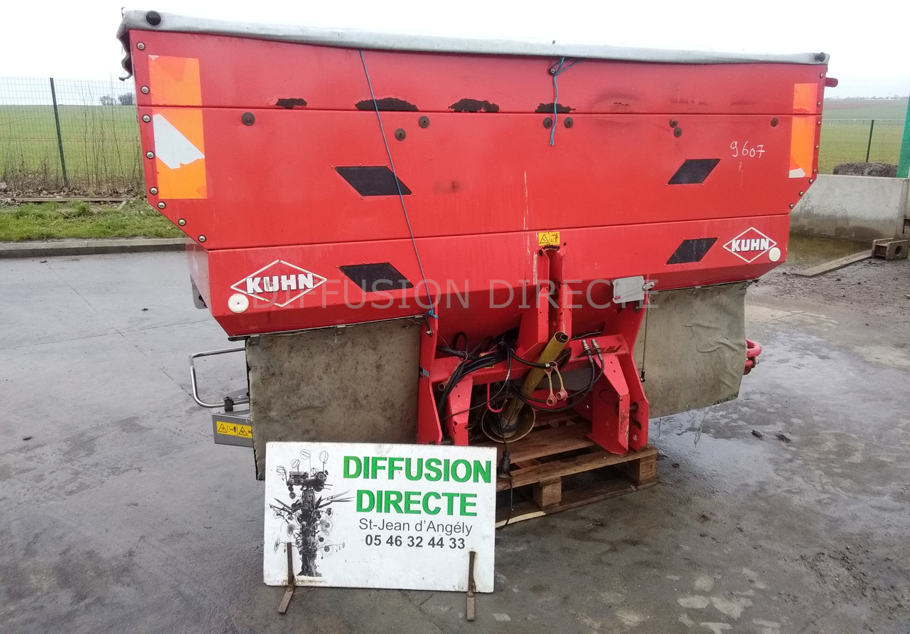 KUHN DISTRIBUTEUR D'ENGRAIS MDS 1141 - Műtrágyaszóró: 1 kép. KUHN DISTRIBUTEUR D'ENGRAIS MDS 1141 - Műtrágyaszóró: 1 kép.