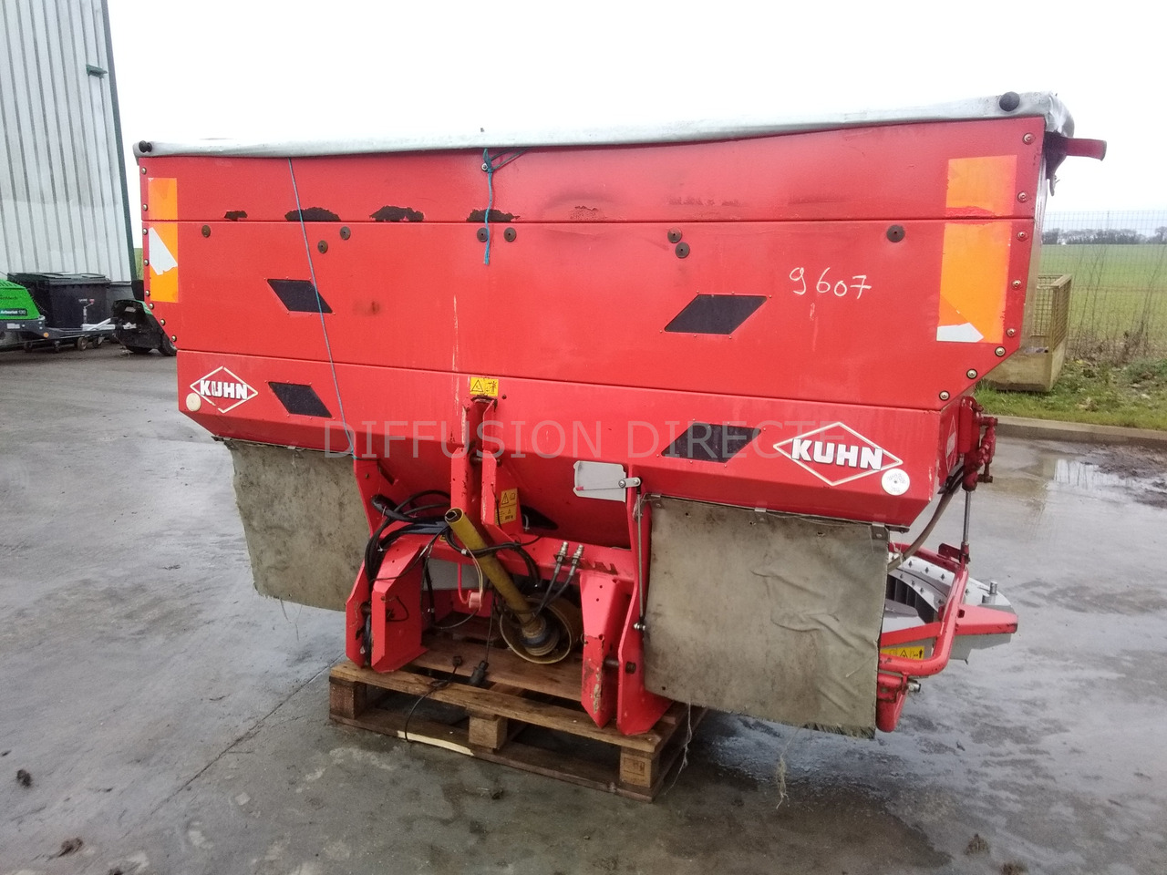 KUHN DISTRIBUTEUR D'ENGRAIS MDS 1141 - Műtrágyaszóró: 2 kép. KUHN DISTRIBUTEUR D'ENGRAIS MDS 1141 - Műtrágyaszóró: 2 kép.