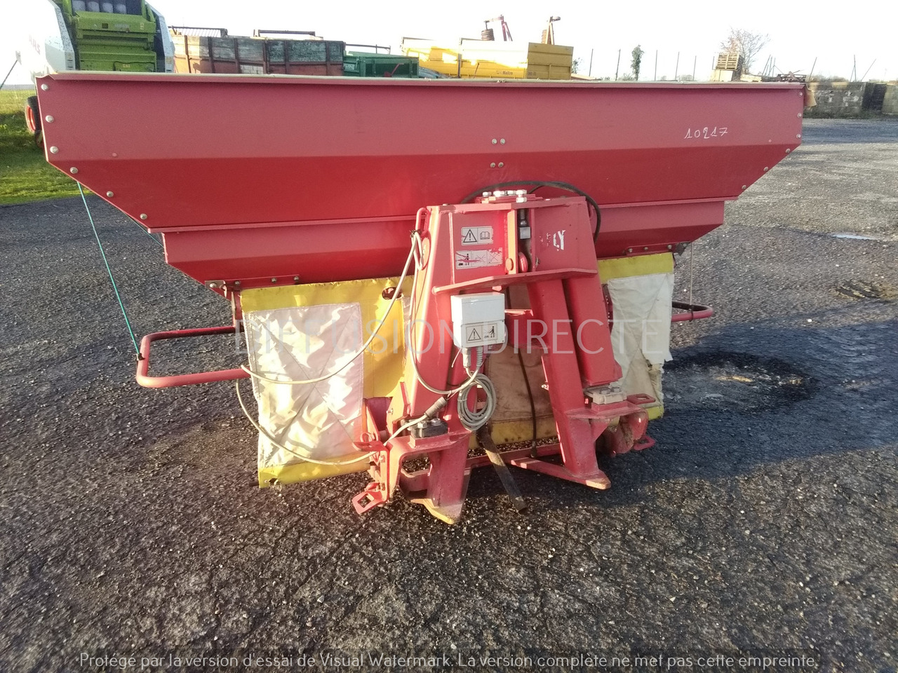 LELY DISTRIBUTEUR D'ENGRAIS CENTERMATIC PESEE - Műtrágyaszóró: 2 kép. LELY DISTRIBUTEUR D'ENGRAIS CENTERMATIC PESEE - Műtrágyaszóró: 2 kép.