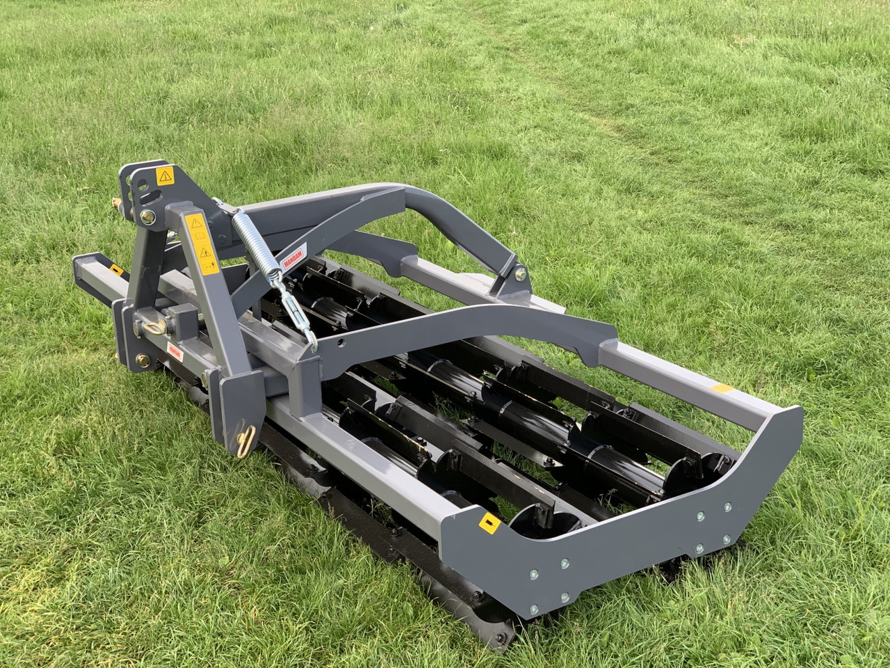 MANDAM Rouleau Destructeur - Talajművelő gep: 1 kép. MANDAM Rouleau Destructeur - Talajművelő gep: 1 kép.