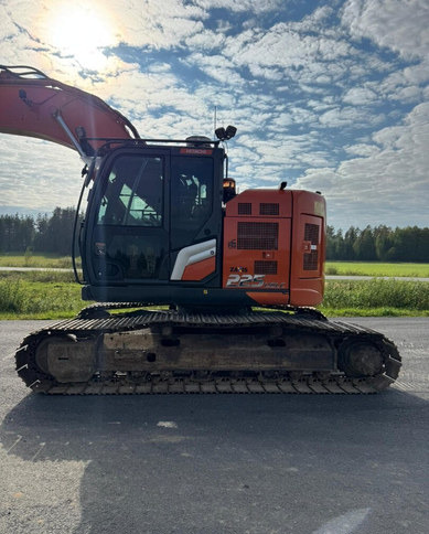 HitachiZX225USLC-7 + Engcon - Lánctalpas kotró: 5 kép. HitachiZX225USLC-7 + Engcon - Lánctalpas kotró: 5 kép.