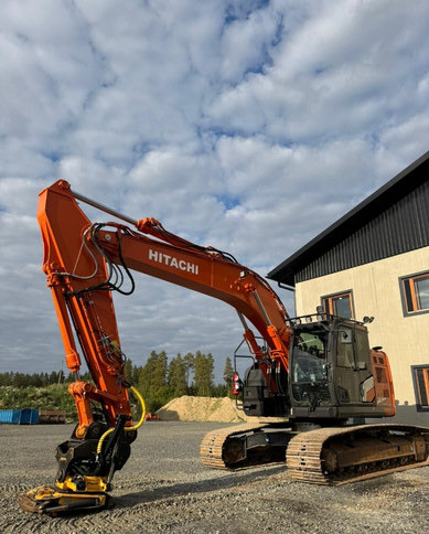 HitachiZX225USLC-7 + Engcon - Lánctalpas kotró: 1 kép. HitachiZX225USLC-7 + Engcon - Lánctalpas kotró: 1 kép.