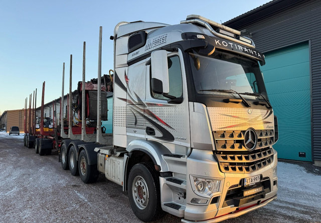 Rönkszállító teherautó Mercedes-BenzArocs: 13 kép.