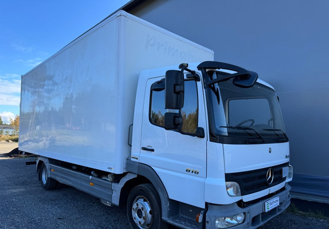 Dobozos felépítményű teherautó Mercedes-BenzAtego kaappi + perälauta: 7 kép.