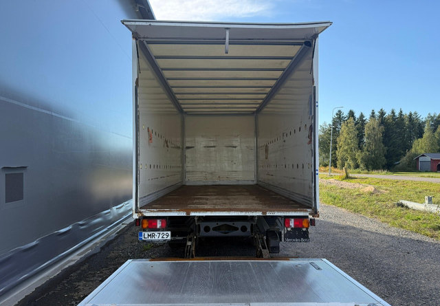 Dobozos felépítményű teherautó Mercedes-BenzAtego kaappi + perälauta: 11 kép. Dobozos felépítményű teherautó Mercedes-BenzAtego kaappi + perälauta: 11 kép.