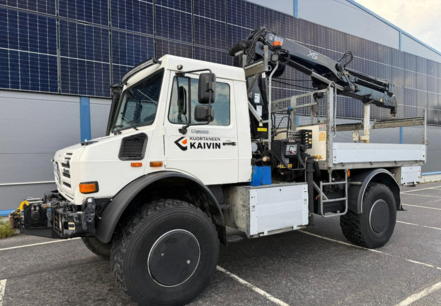 Mercedes-BenzUnimog U5000 + Hiab 099 E-4 - Platós teherautó, Darus autó: 1 kép. Mercedes-BenzUnimog U5000 + Hiab 099 E-4 - Platós teherautó, Darus autó: 1 kép.
