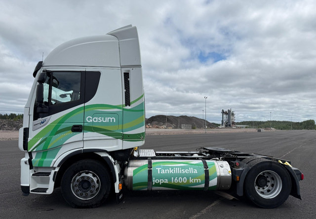Iveco Stralis 440 4x2 LNG / LBG - Nyergesvontató: 2 kép. Iveco Stralis 440 4x2 LNG / LBG - Nyergesvontató: 2 kép.