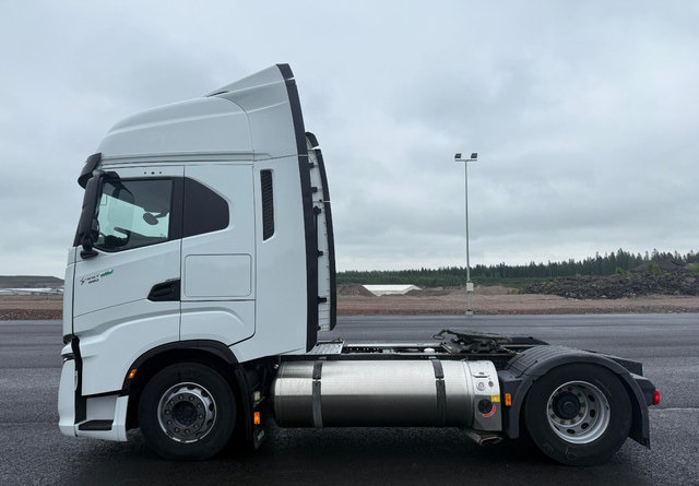 IvecoS-Way 460 4x2 LNG / LBG - Nyergesvontató: 2 kép. IvecoS-Way 460 4x2 LNG / LBG - Nyergesvontató: 2 kép.