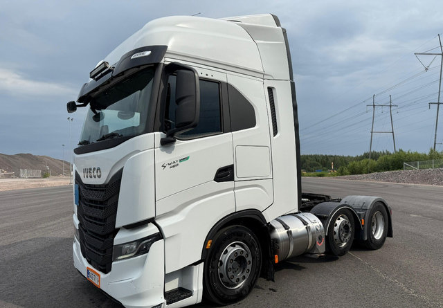 IvecoS-Way 460 LNG 6x2 - Nyergesvontató: 1 kép. IvecoS-Way 460 LNG 6x2 - Nyergesvontató: 1 kép.