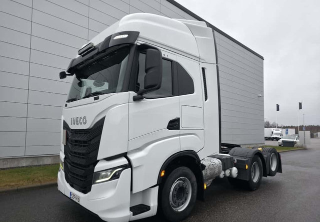 IvecoS-Way 480 6x2 Hieno! - Nyergesvontató: 1 kép. IvecoS-Way 480 6x2 Hieno! - Nyergesvontató: 1 kép.