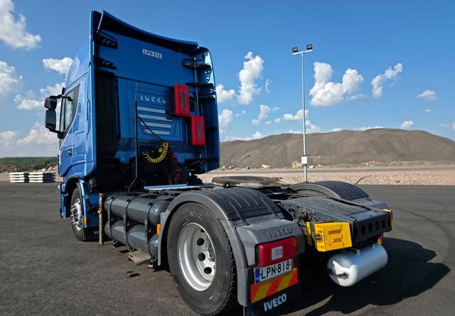 IvecoStralis 460 4x2 CNG / LNG - Nyergesvontató: 3 kép. IvecoStralis 460 4x2 CNG / LNG - Nyergesvontató: 3 kép.
