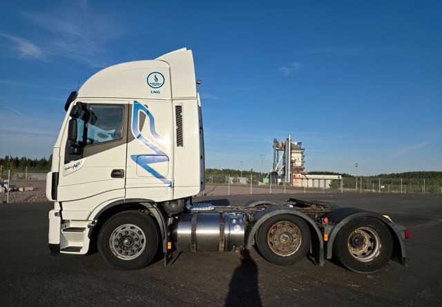 IvecoStralis 460 6x2 LNG/LBG - Nyergesvontató: 2 kép. IvecoStralis 460 6x2 LNG/LBG - Nyergesvontató: 2 kép.