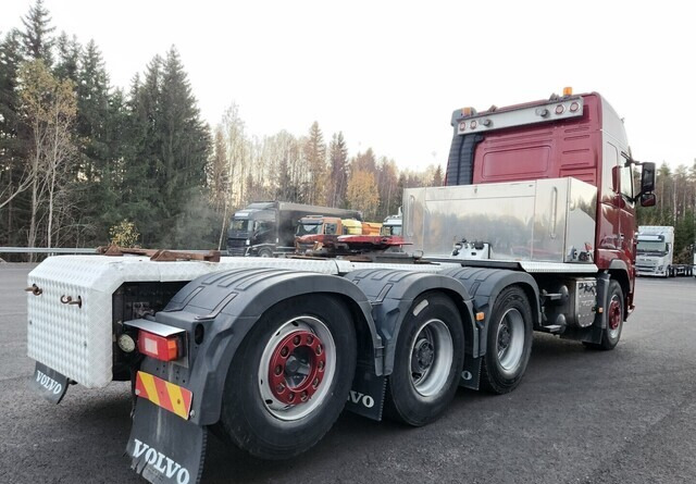 Volvo FH16 600 8x4 - Nyergesvontató: 4 kép. Volvo FH16 600 8x4 - Nyergesvontató: 4 kép.