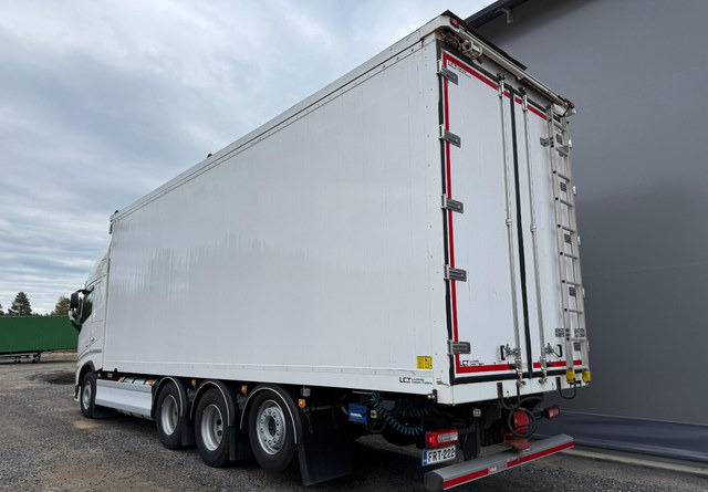 Volvo FH 540 8x4 66m3 - Dobozos felépítményű teherautó: 4 kép. Volvo FH 540 8x4 66m3 - Dobozos felépítményű teherautó: 4 kép.