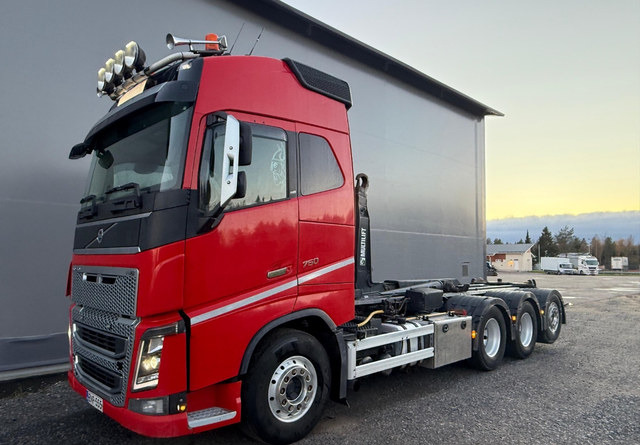 VolvoFH16 750 8X4 - Horgos rakodó teherautó: 1 kép. VolvoFH16 750 8X4 - Horgos rakodó teherautó: 1 kép.