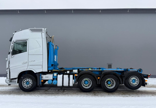 VolvoFh13 540 - Horgos rakodó teherautó: 2 kép. VolvoFh13 540 - Horgos rakodó teherautó: 2 kép.