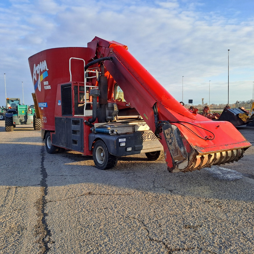 CARRO MISCELATORE SEMOVENTE AGM MIRAGE 200 - Etetőkocsi: 2 kép. CARRO MISCELATORE SEMOVENTE AGM MIRAGE 200 - Etetőkocsi: 2 kép.