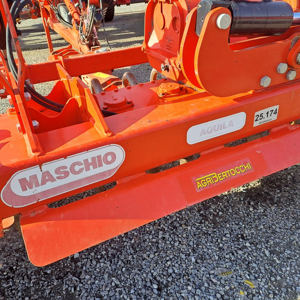 ERPICE ROTANTE PIEGHEVOLE MASCHIO AQUILA RAP 7000 - Talajmaró: 5 kép. ERPICE ROTANTE PIEGHEVOLE MASCHIO AQUILA RAP 7000 - Talajmaró: 5 kép.