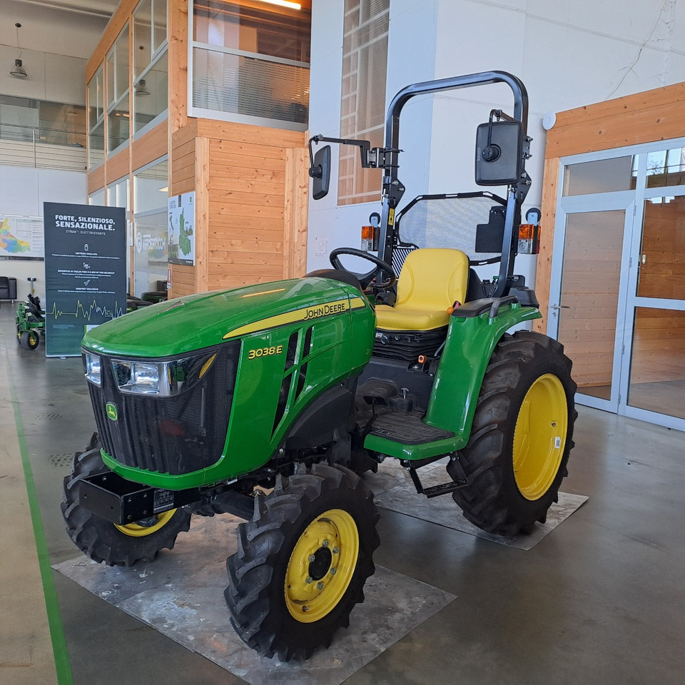 JOHN DEERE 3038E COMPATTO - Traktor: 1 kép. JOHN DEERE 3038E COMPATTO - Traktor: 1 kép.