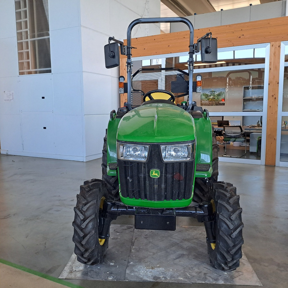 JOHN DEERE 3038E COMPATTO - Traktor: 2 kép. JOHN DEERE 3038E COMPATTO - Traktor: 2 kép.