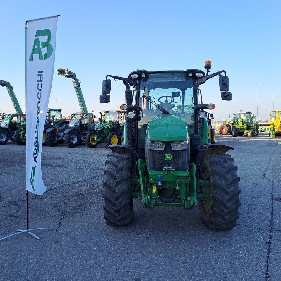 JOHN DEERE 5125R - Traktor: 3 kép. JOHN DEERE 5125R - Traktor: 3 kép.