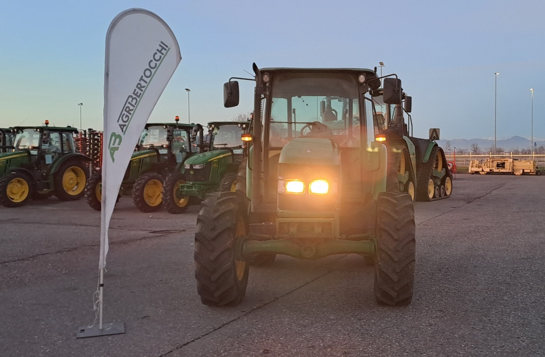 JOHN DEERE 5820 - Traktor: 3 kép. JOHN DEERE 5820 - Traktor: 3 kép.