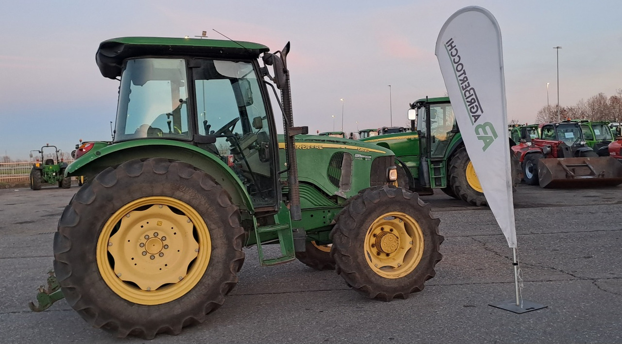 JOHN DEERE 5820 - Traktor: 2 kép. JOHN DEERE 5820 - Traktor: 2 kép.