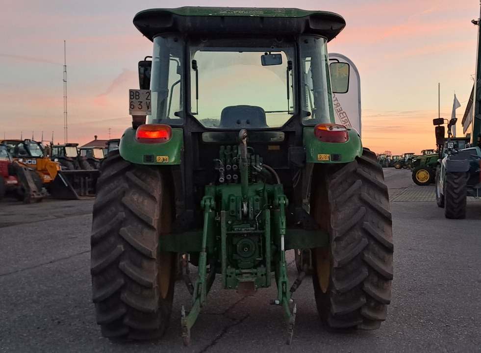 JOHN DEERE 5820 - Traktor: 4 kép. JOHN DEERE 5820 - Traktor: 4 kép.