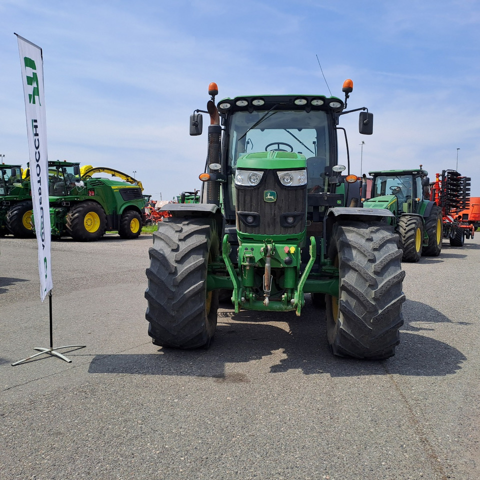 JOHN DEERE 6210R - Traktor: 2 kép. JOHN DEERE 6210R - Traktor: 2 kép.