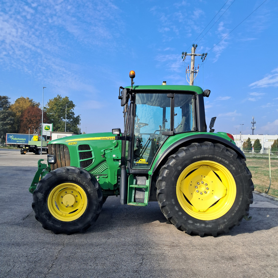 JOHN DEERE 6230 - Traktor: 2 kép. JOHN DEERE 6230 - Traktor: 2 kép.
