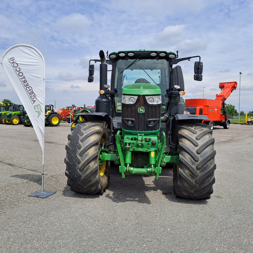 JOHN DEERE 6230R - Traktor: 3 kép. JOHN DEERE 6230R - Traktor: 3 kép.
