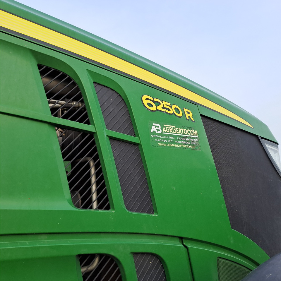 JOHN DEERE 6250R PREMIUM EDITION - Traktor: 5 kép. JOHN DEERE 6250R PREMIUM EDITION - Traktor: 5 kép.
