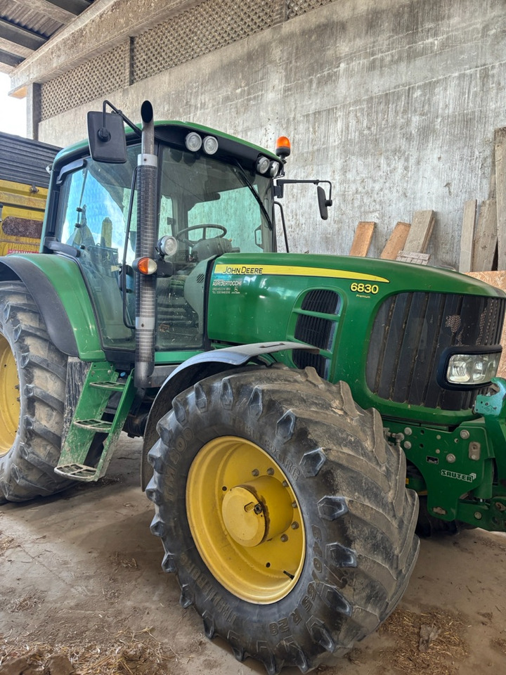 JOHN DEERE 6830 - Traktor: 2 kép. JOHN DEERE 6830 - Traktor: 2 kép.