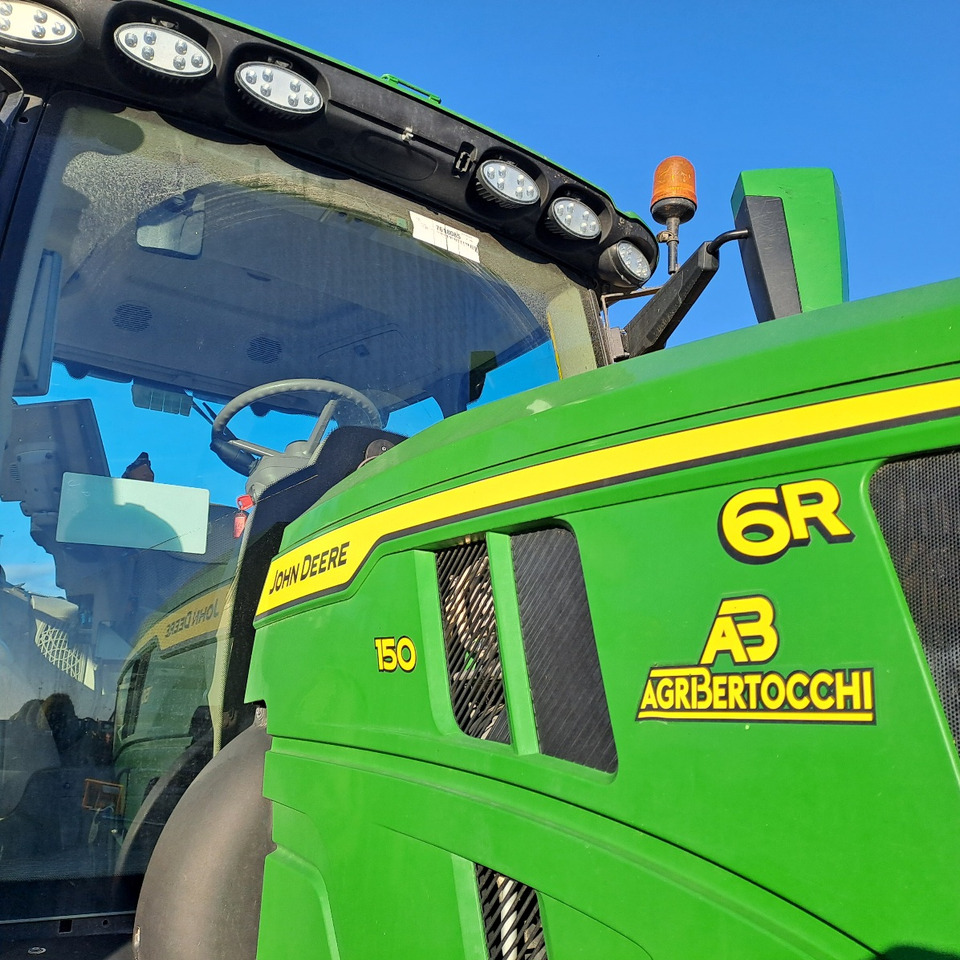 JOHN DEERE 6R 150 - Traktor: 2 kép. JOHN DEERE 6R 150 - Traktor: 2 kép.