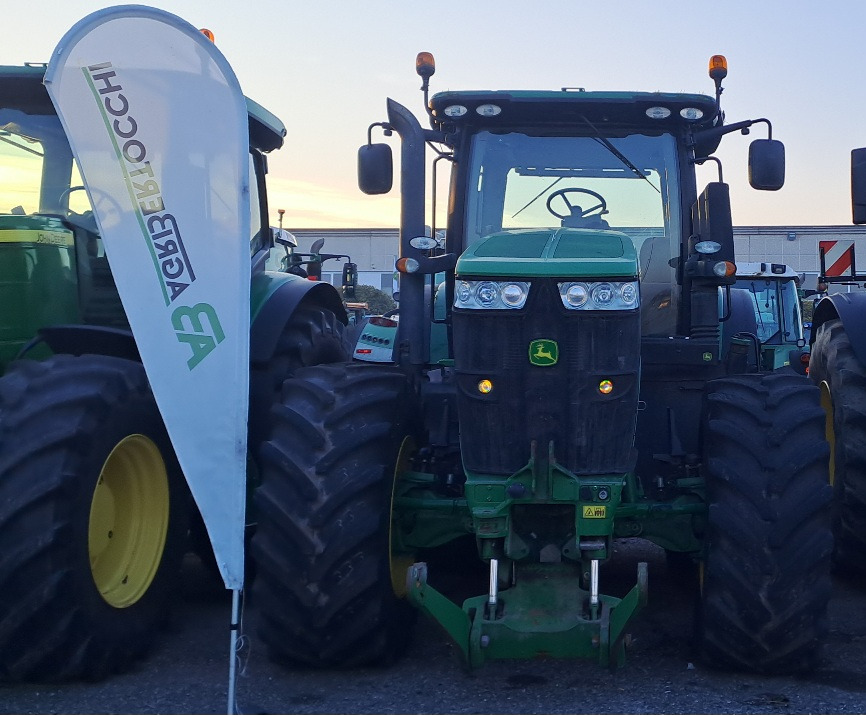 JOHN DEERE 7230R - Traktor: 2 kép. JOHN DEERE 7230R - Traktor: 2 kép.