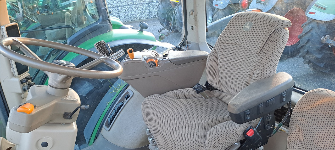 JOHN DEERE 7230R - Traktor: 5 kép. JOHN DEERE 7230R - Traktor: 5 kép.