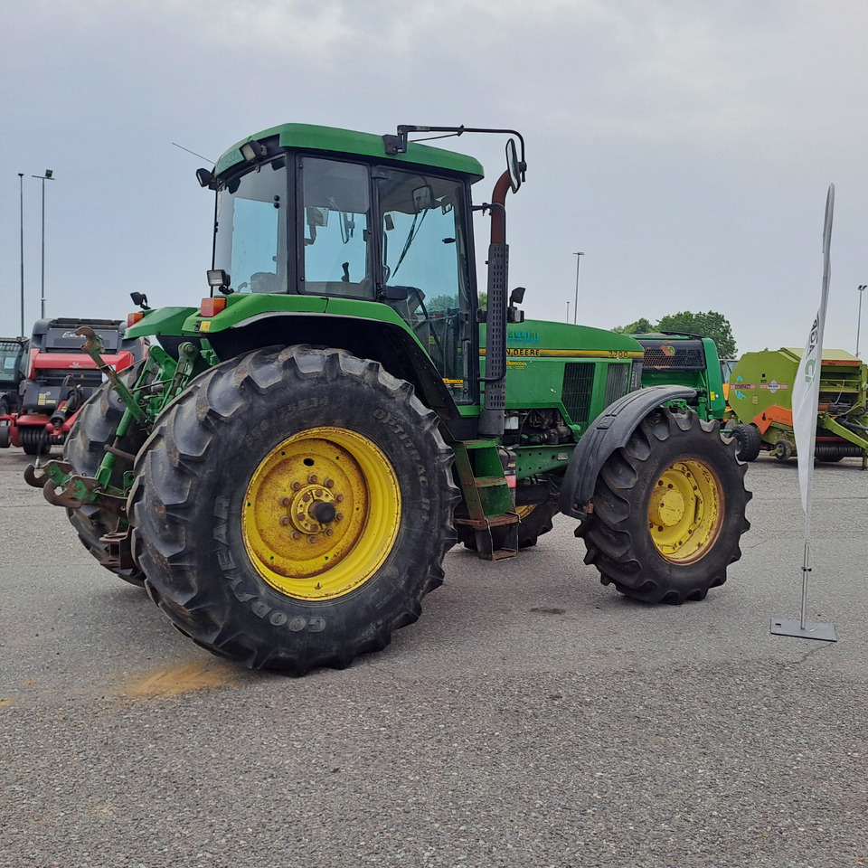 JOHN DEERE 7700 - Traktor: 2 kép. JOHN DEERE 7700 - Traktor: 2 kép.