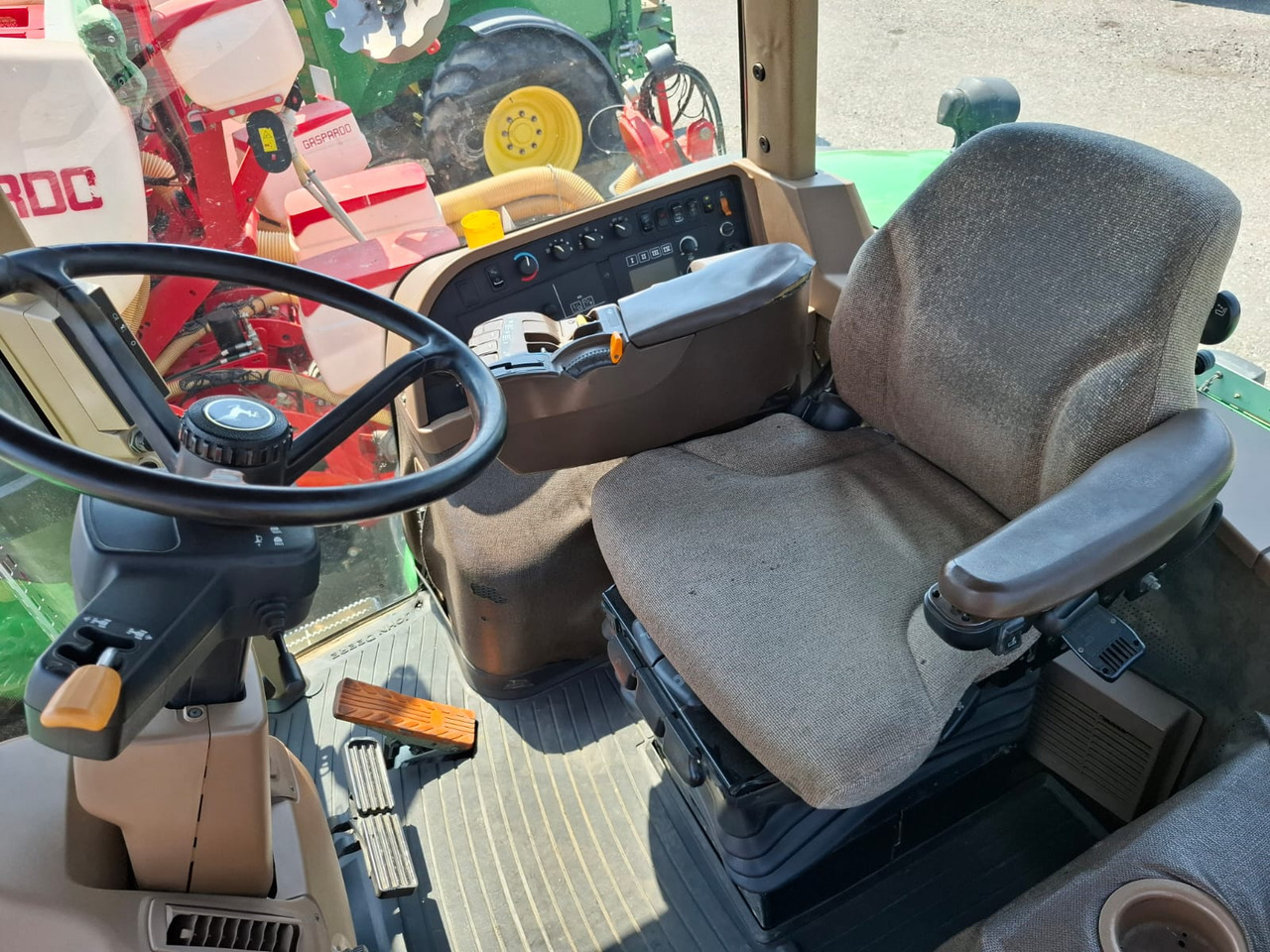 JOHN DEERE 8230 - Traktor: 2 kép. JOHN DEERE 8230 - Traktor: 2 kép.