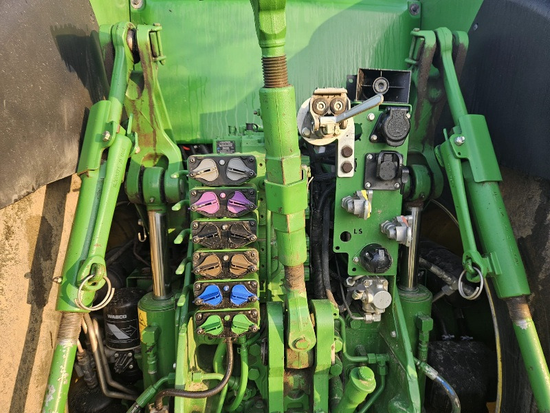 Traktor JOHN DEERE 8410: 8 kép. Traktor JOHN DEERE 8410: 8 kép.