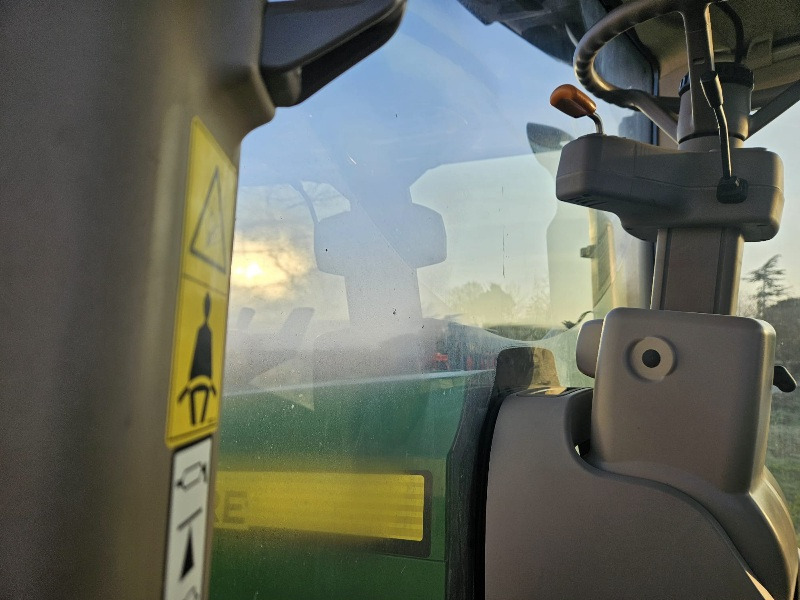 Traktor JOHN DEERE 8410: 12 kép. Traktor JOHN DEERE 8410: 12 kép.