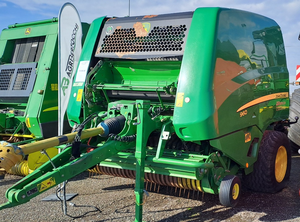 JOHN DEERE 960 - Bálázó: 3 kép. JOHN DEERE 960 - Bálázó: 3 kép.