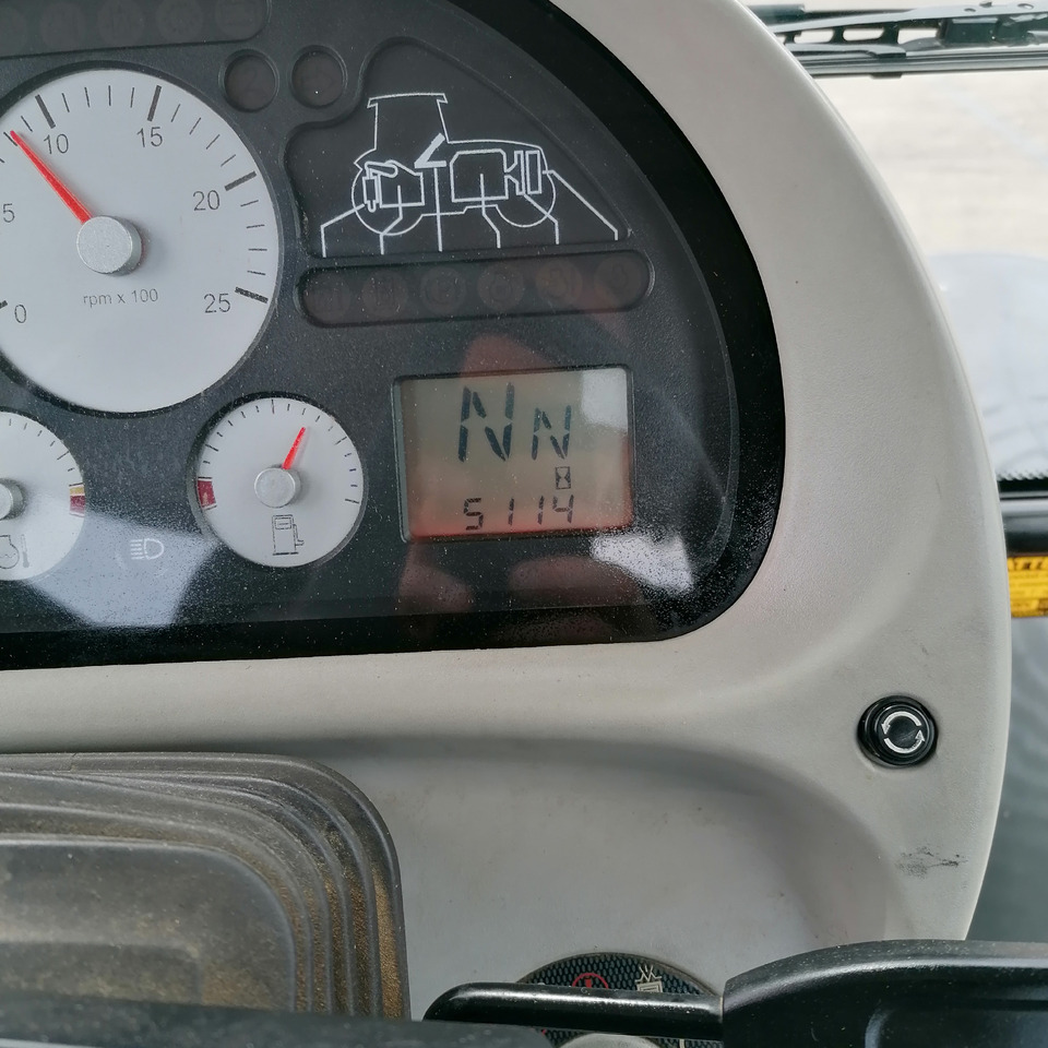 Traktor MASSEY FERGUSON: 10 kép. Traktor MASSEY FERGUSON: 10 kép.